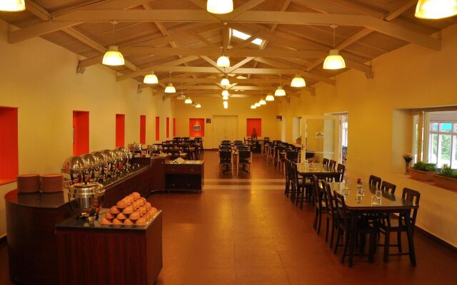 OYO Premium Golf Club Road