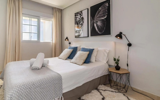 Puente Romano Modern flat, Best location in town