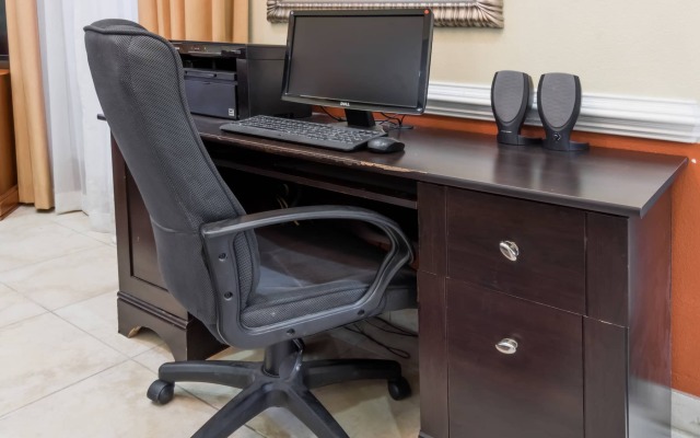 Days Inn & Suites by Wyndham Winnie