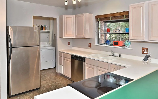 3BR 2BA Heavenly Chalet by RedAwning