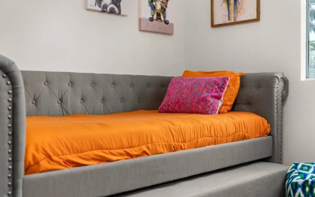 The Avalon - Modern Colorful w Private Parking