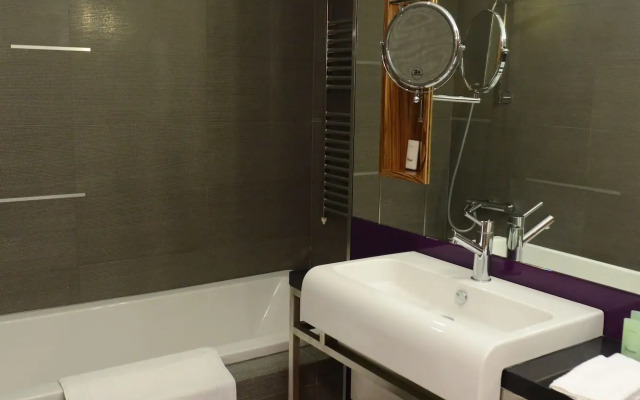 Warwick Stone 55 Hotel