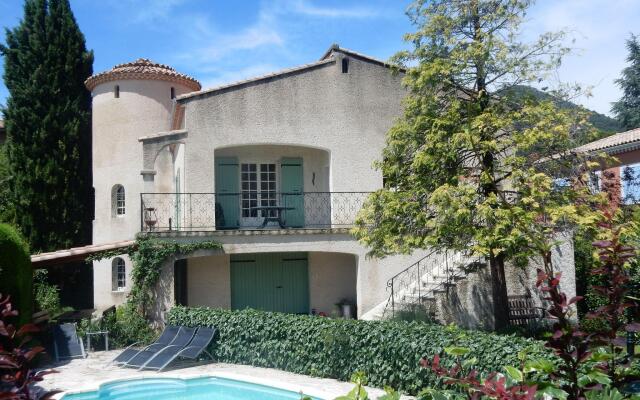 Beautiful Villa in Nyons with Swimming Pool