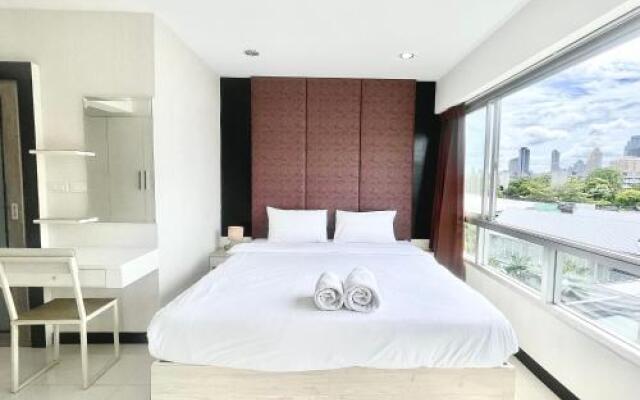 Modern Unit at Lumpini,Sathon by Sabai