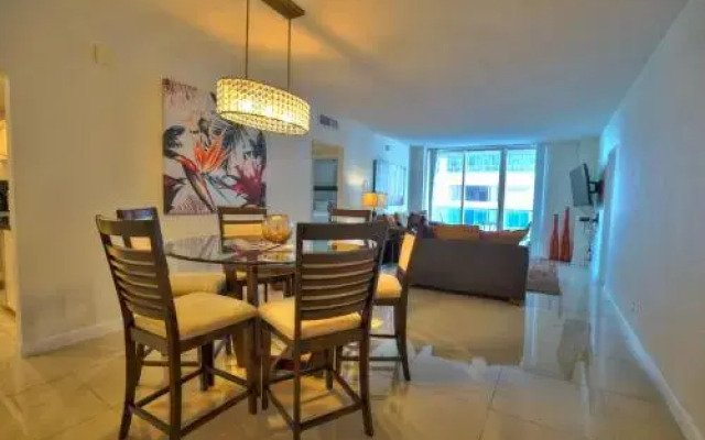 Hollywood Apartment by the Sea