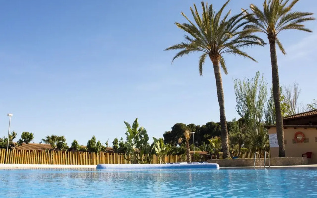 Attractive bungalow with a covered terrace, 1 km. from beach
