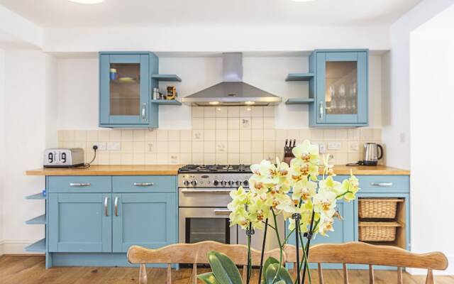 Westbourne Road · Lovely 2 Bed Apartment Near Paradise Park