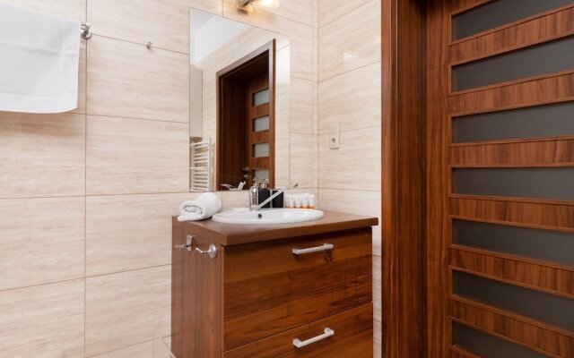 Willa 4 Pory Roku Apartment by Renters