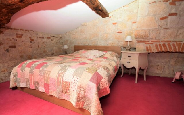 Authentic Castle in Bon-Encontre with Open Kitchen