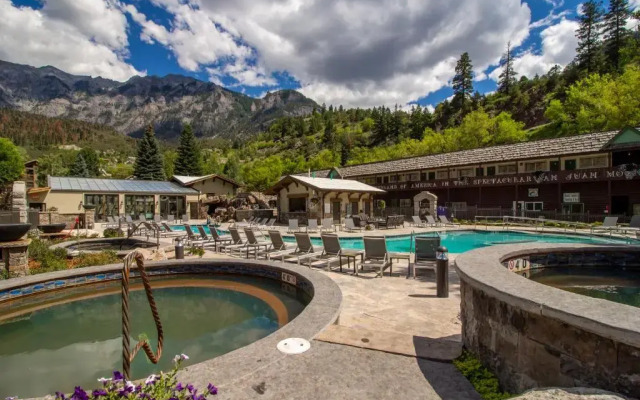 Twin Peaks Lodge & Hot Springs