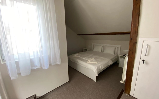 Theater Guesthouse with Parking