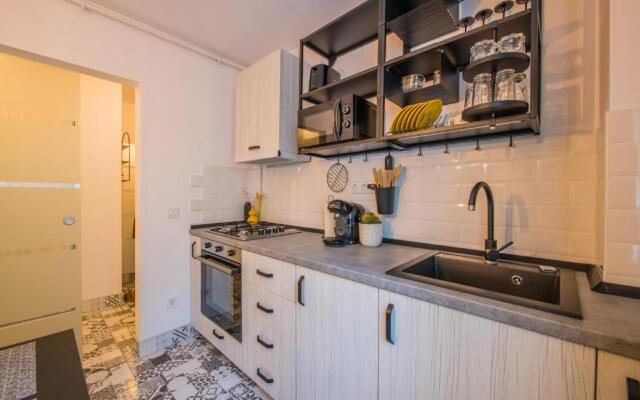 Kitty Sunflower Apartment