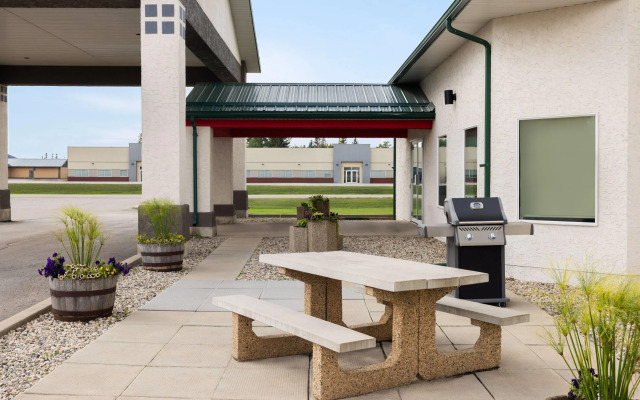 Super 8 by Wyndham Swan River MB