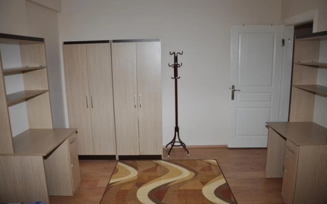 Oz Ulutas Apart