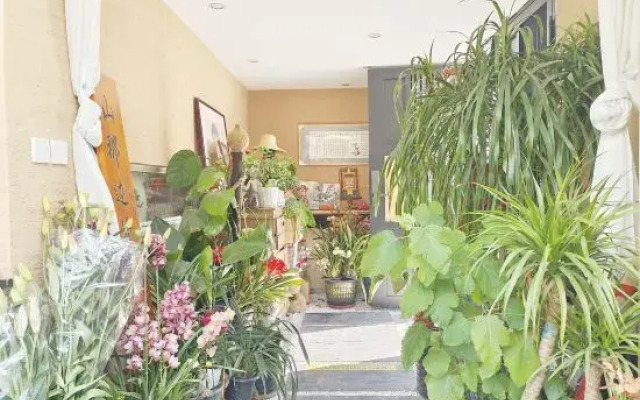 Chun Ge's yard