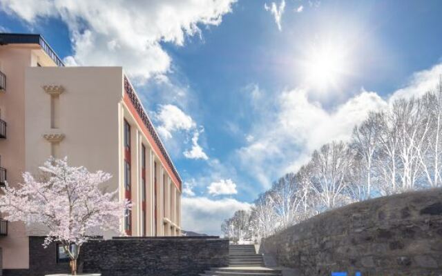 Wolian Huayin Hotel in Xinduqiao