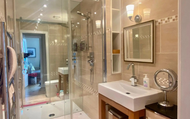 Easy Walk City Centre Flat with Free Parking