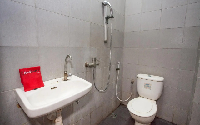 RedDoorz @ Raya Ngagel 2