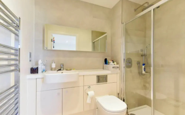 Lovely Luminous 3 Bed Flat, With Secure Ev Parkng