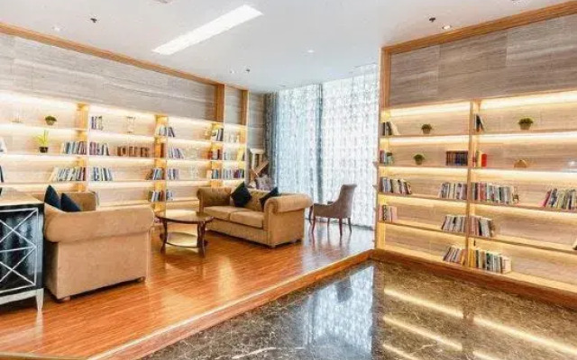Hilary International Hotel (Zhonghuan City, Exit near Fanhua Avenue Metro Station)