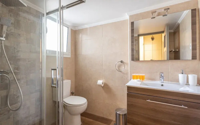 2-bedroom Retreat Just Steps From the Sea