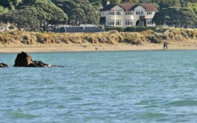 Beachfront Wellington Bed and Breakfast