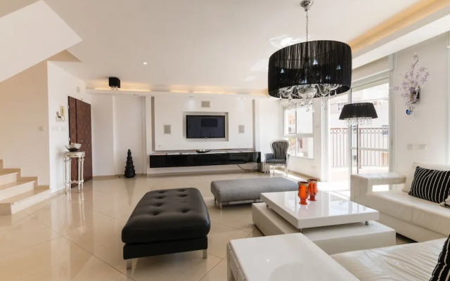 Apartment with Sauna, Hot Tub & Parking