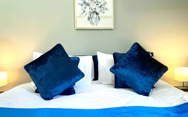 2 Bed Town Centre Free Park Wi-Fi Garden