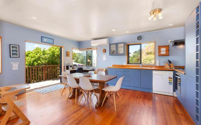 The Big Round Window - Raglan Holiday Home