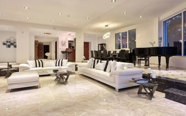 Mont Bleu Luxury Villa