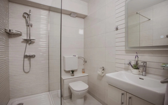 Luxury Modern House, Just 1 min Walk to the Beach
