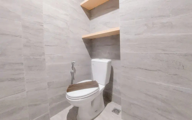 Homey And Good Place 2Br At Collins Boulevard Apartment