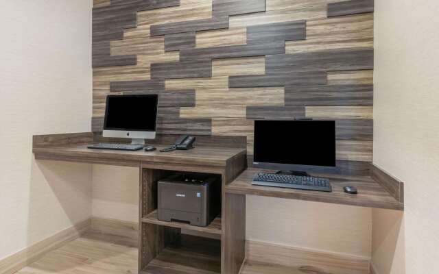 La Quinta Inn and Suites by Wyndham Houston Spring South