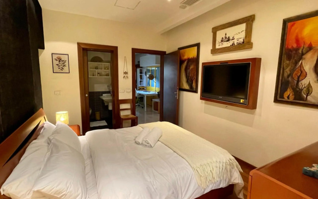 Valletta Collection - Merchant Str Apartment with large yard