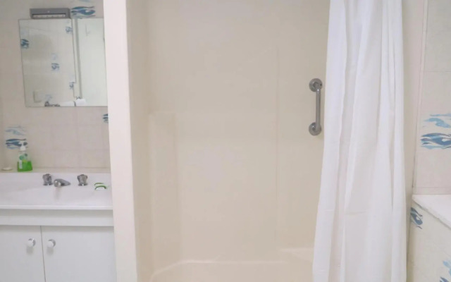 Paradise Apartments Unit 2