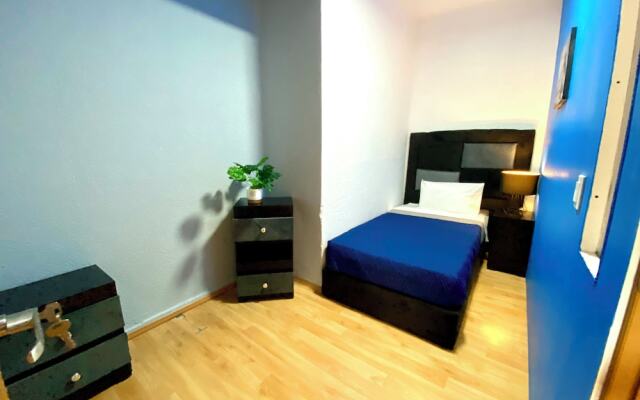 Roomies Hotel - World Trade Center