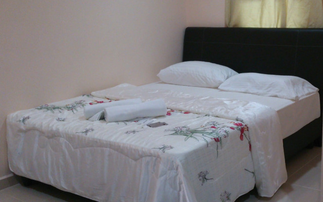Penarak Bamboo Beach Motel
