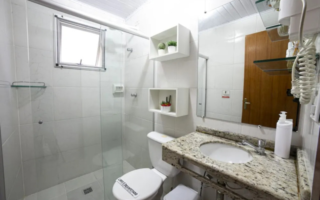 Apto 22E ar condicionado e ventilador, 2 quartos, churrasqueira, elevador e piscina