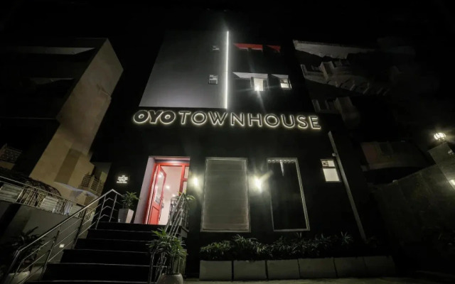 OYO Townhouse 82 Chander Nagar Janakpuri
