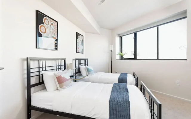 Modern Penthouse on Mass By CozySuites
