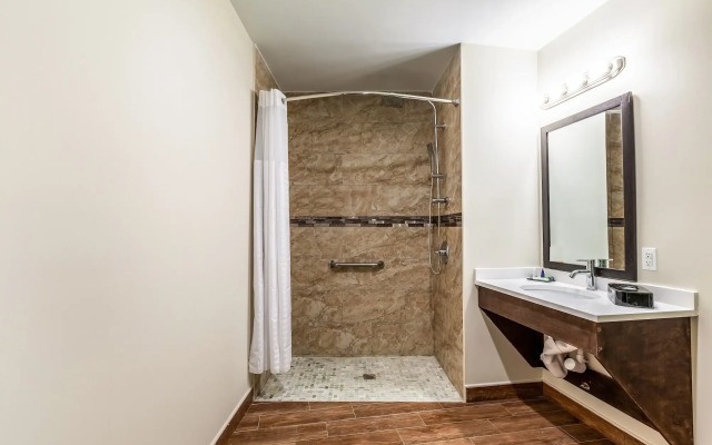 Van Wyck Hotel & Suites Near JFK Airport