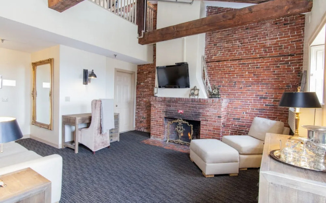 Garrison Inn Boutique Hotel