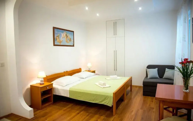 Robi - 50m From Beach - SA4