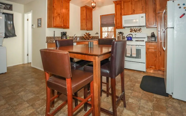 Maple Hill Lodge 2 Bedroom Home by RedAwning