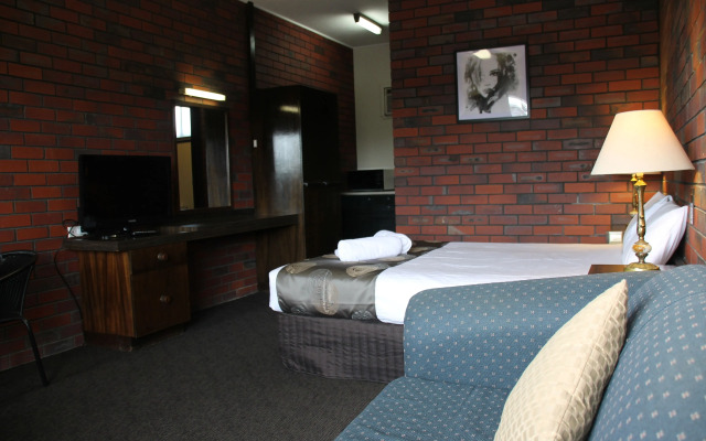 Hi Way Eight Motor Inn