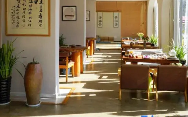 Yihai Courtyard Holiday Inn