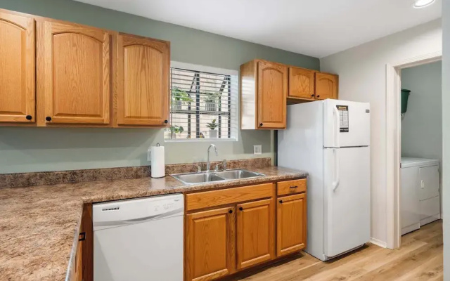 Branson Cozy Bungalow in Premier Location!