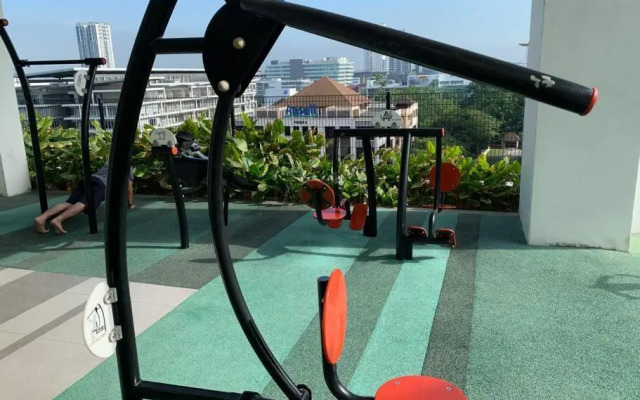 Paradise City Holiday (Netflix+Sanitize) 4