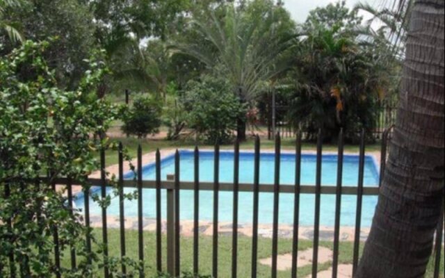 Lazy Lizard Tavern and Caravan Park Cabins