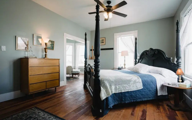 The Gilded Drifter Inn